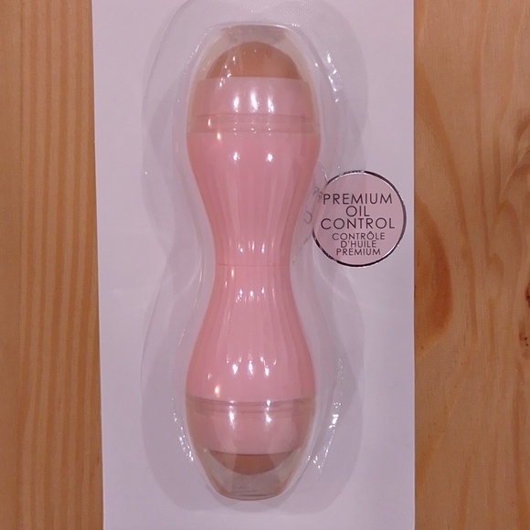 $5 Must-Have Beauty Facial Oil Absorbing Roller - Picture 3 of 7